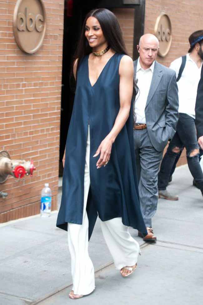 Robe bleue avec pantalon blanc