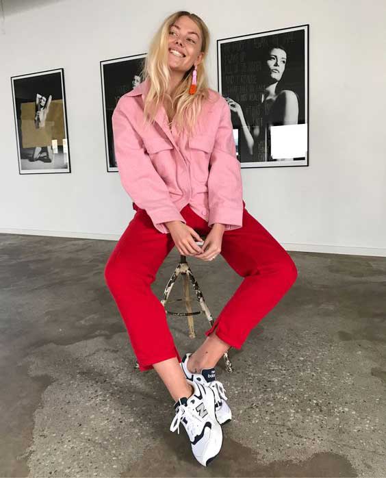 Baskets blanches avec denim rouge