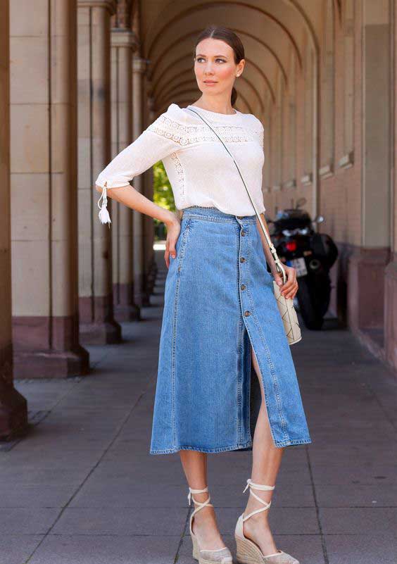 Comment porter une jupe en jean mi-longue