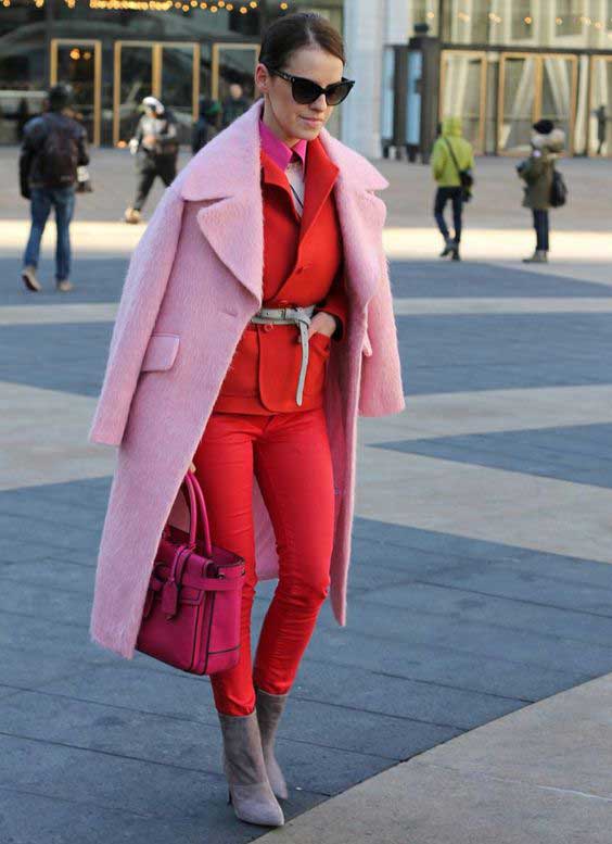 Combinaison avec du denim rouge avec du rose