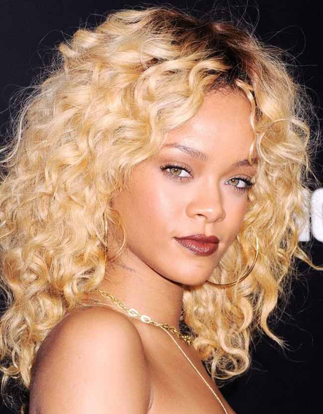 Boucles de coiffure blondes