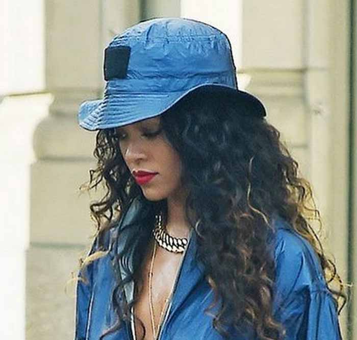 Boucles, mèches légères De longues boucles avec des mèches blanches