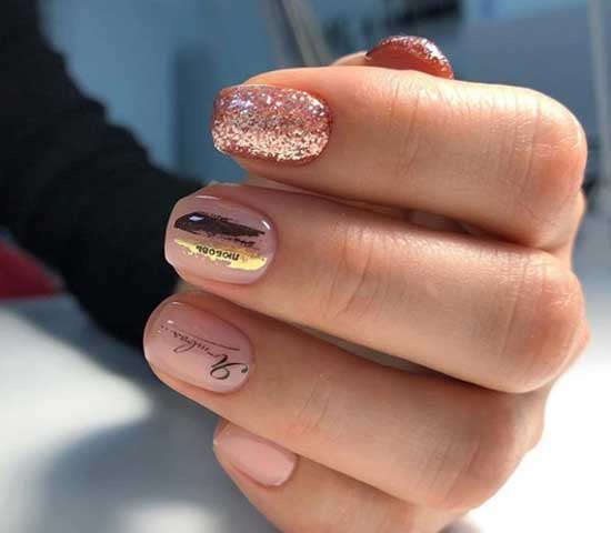 Manucure dorée et caractère