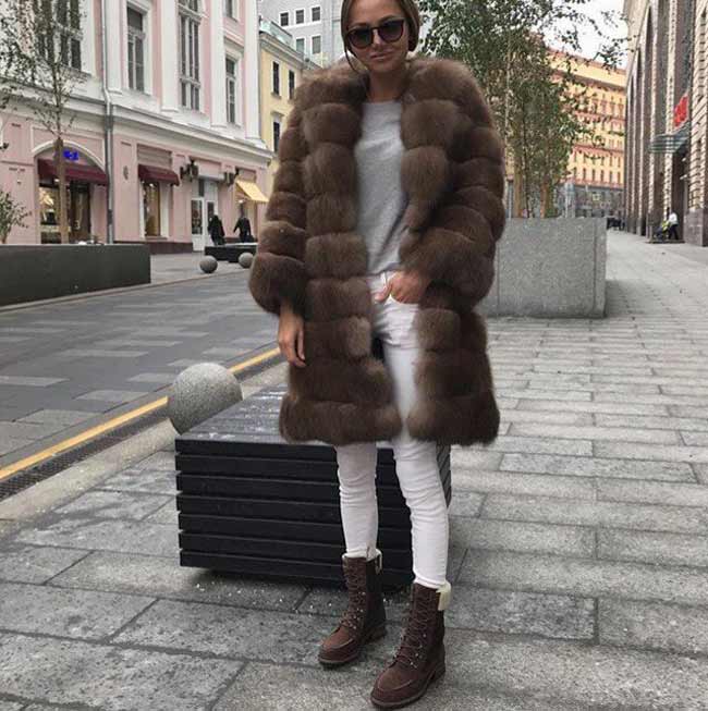 Jean blanc avec un manteau de fourrure