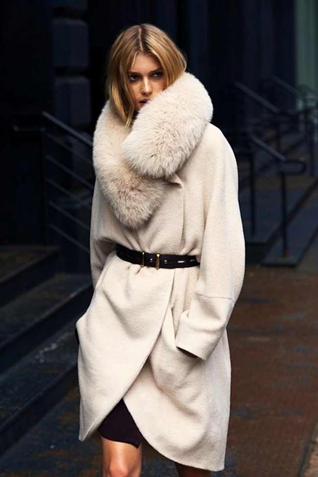 Robe noire et manteau blanc
