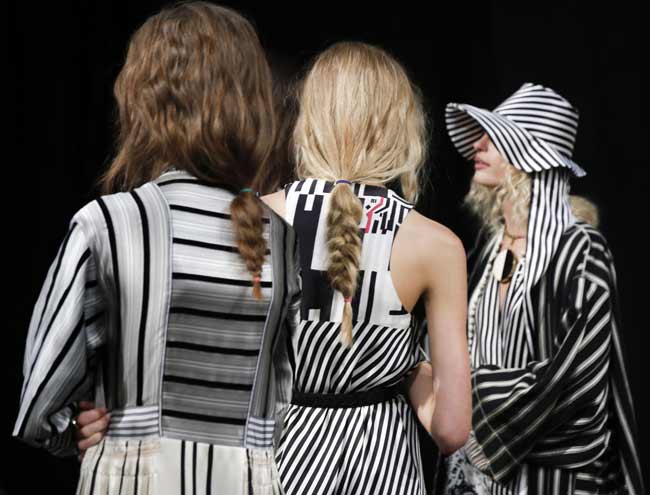 Coiffure style jeunesse avec une queue de cochon 2026