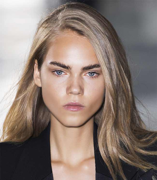 De larges sourcils foncés