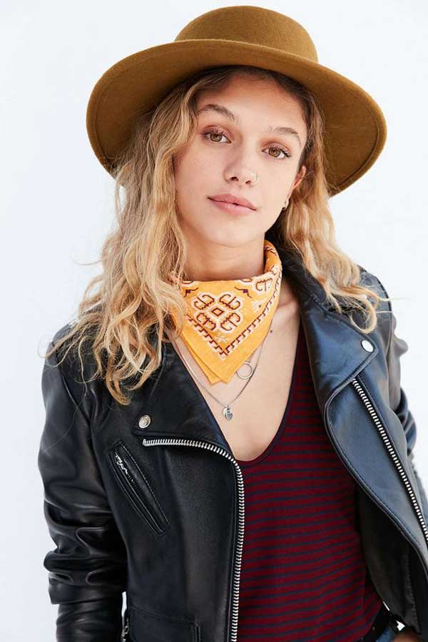 Foulard et chapeau look à la mode 2026