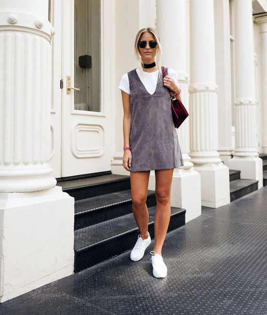 Mini robe ajourée, T-shirt et baskets blanches