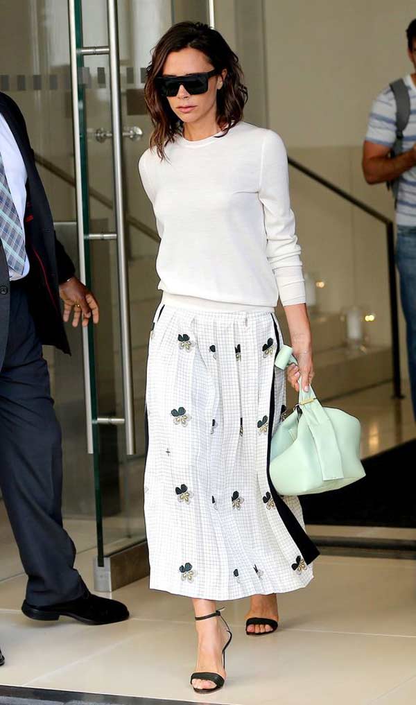 Jupe sous le genou + sandales à talons sur Victoria Beckham