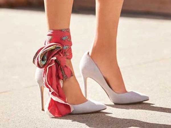 5 façons élégantes : comment nouer un châle en soie. photo