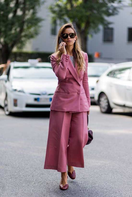 Noeud de mode avec un pantalon court