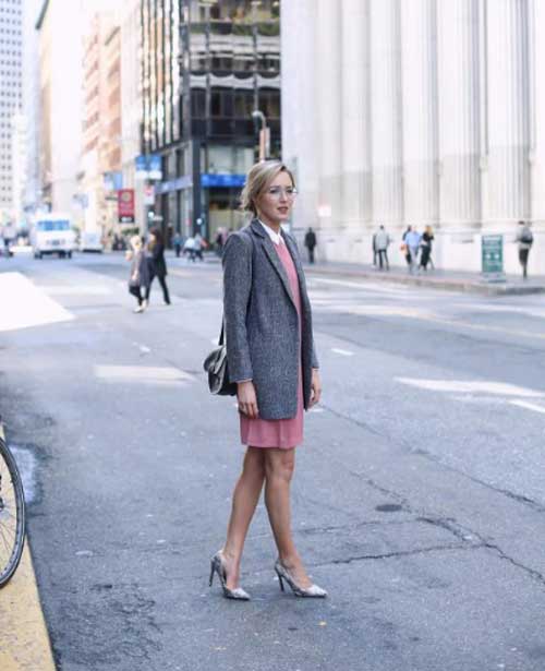 Look robe rose et blazer gris