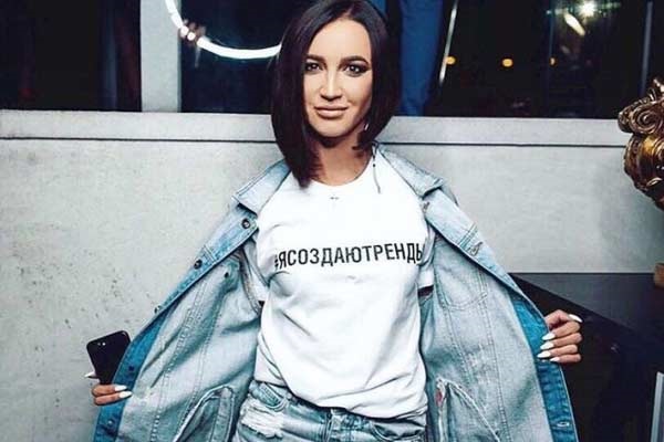 Buzova dans un T-shirt avec l'inscription