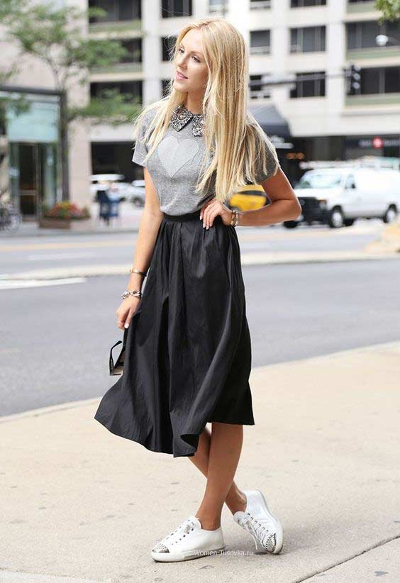 Jupe à la mode avec des baskets blanches 2026