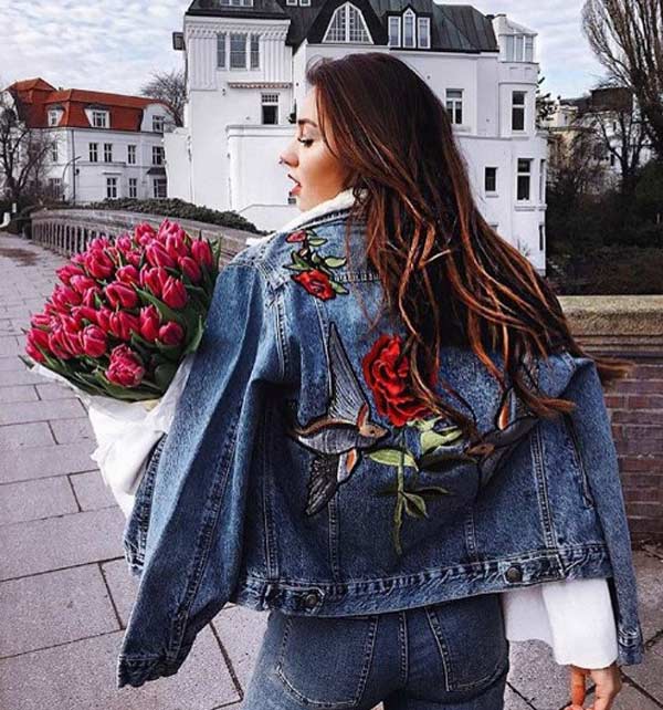 Imprimé floral réaliste sur veste en jean - look mode 2026