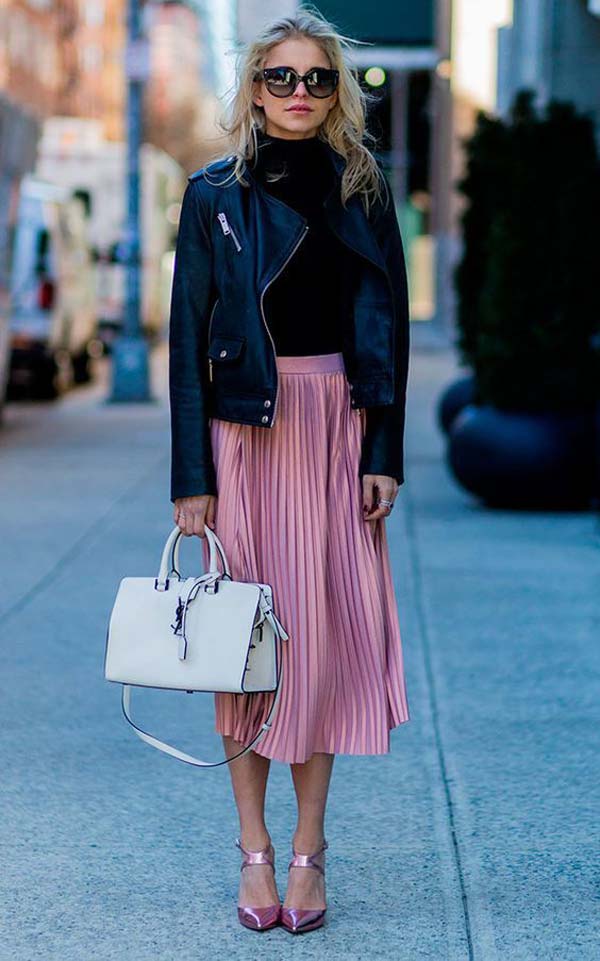 Jupe plissée rose avec veste en cuir