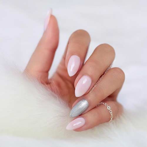 Tons rose-gris en manucure