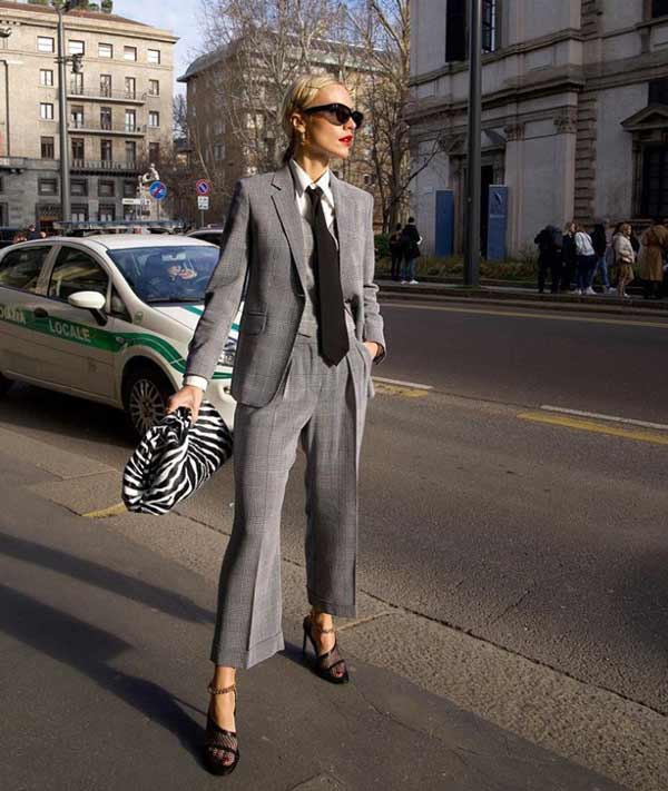 Tailleur pantalon avec cravate