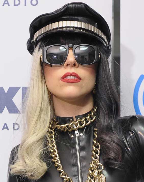 Moitié brune, moitié blonde - Lady Gaga