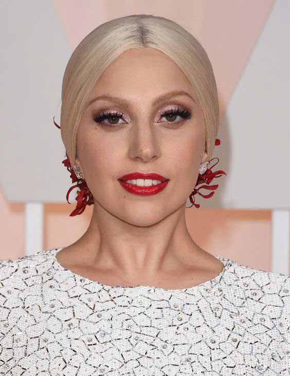 Le chignon lisse de Lady Gaga