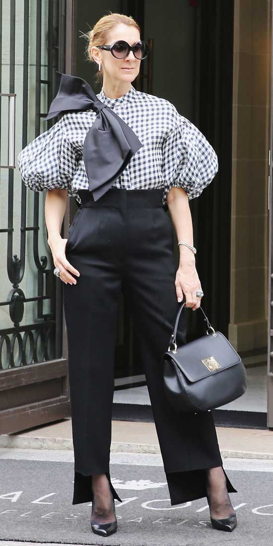 Pantalon noir et cage chemisier, énorme nœud