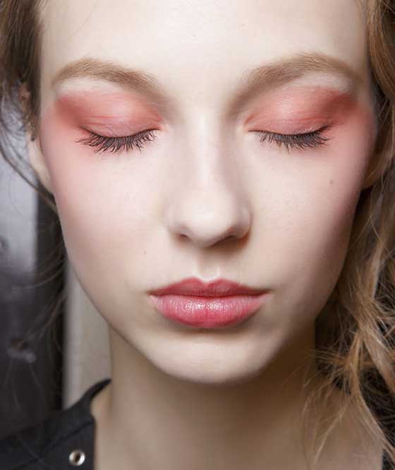 Blush sur les paupières supérieures