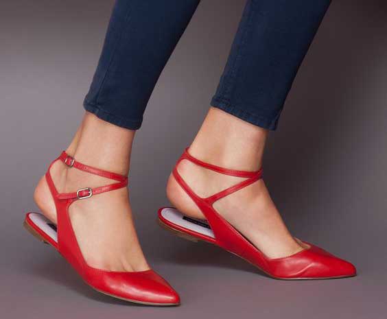 Mules à lanières rouges