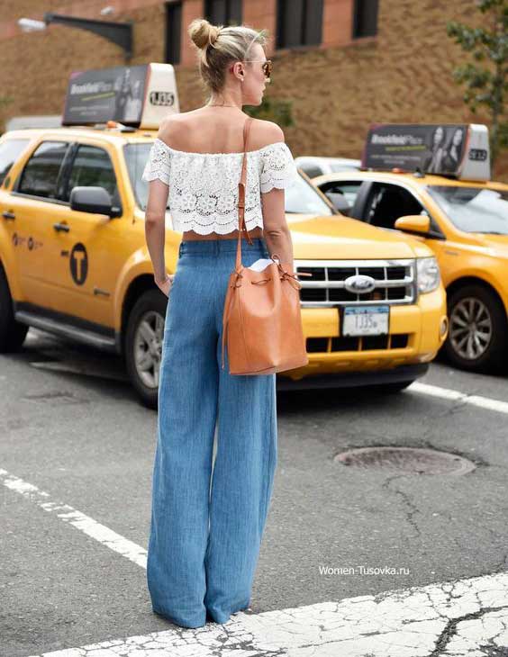 Chemisier en dentelle à épaules dénudées