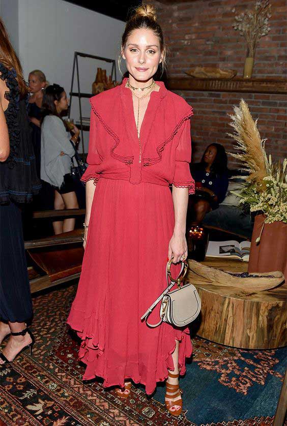 Et en fête, et dans le monde : une robe rouge est la tendance de l'automne 2026, laquelle choisir