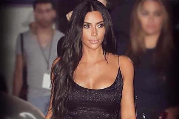 Les longues boucles noires de Kim