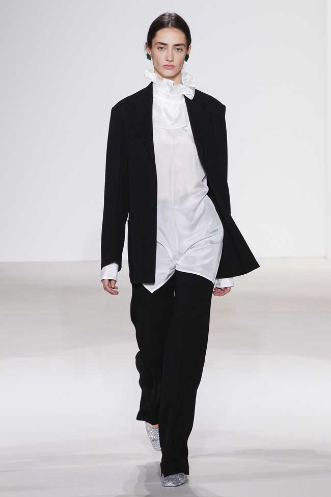 Costume noir avec chemisier blanc