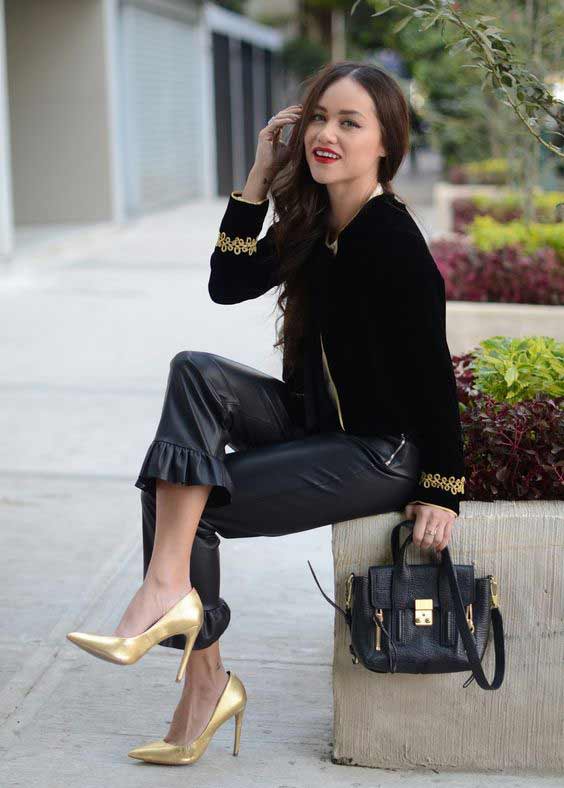 Avec une veste en velours