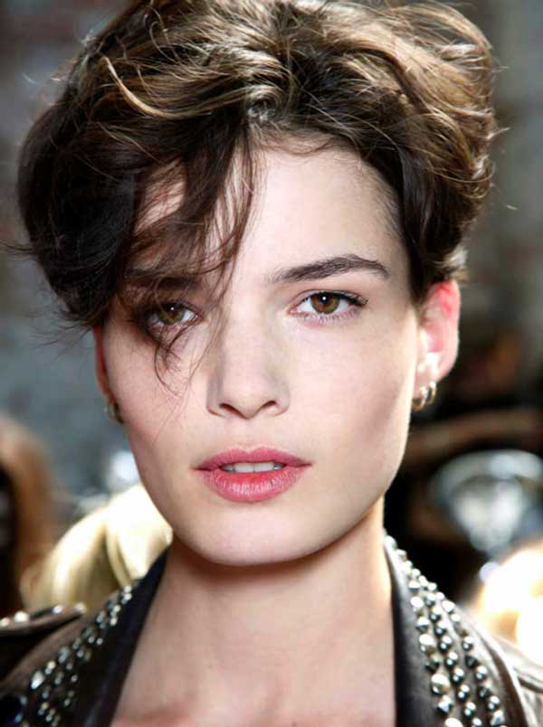 Coupe courte pour cheveux bouclés