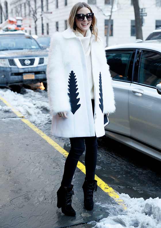 Manteau blanc avec leggings et bottines ton sur ton