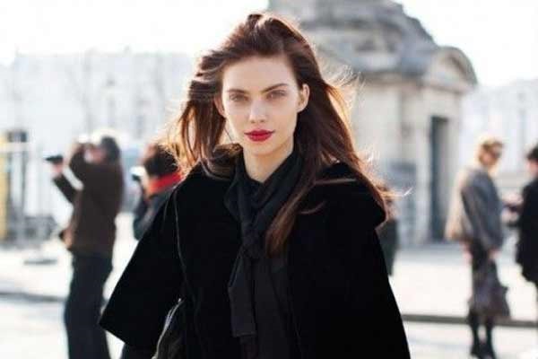 Look noir total avec rouge à lèvres rouge