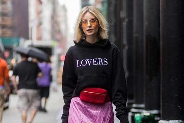 Comment et avec quoi porter un sweat à capuche