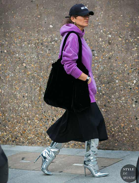 Avec une jupe et des bottes hautes