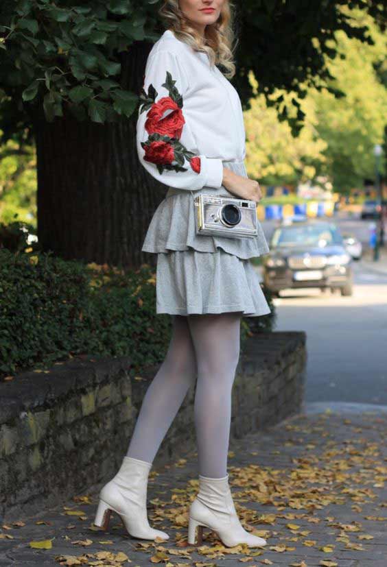 Comment porter des collants gris