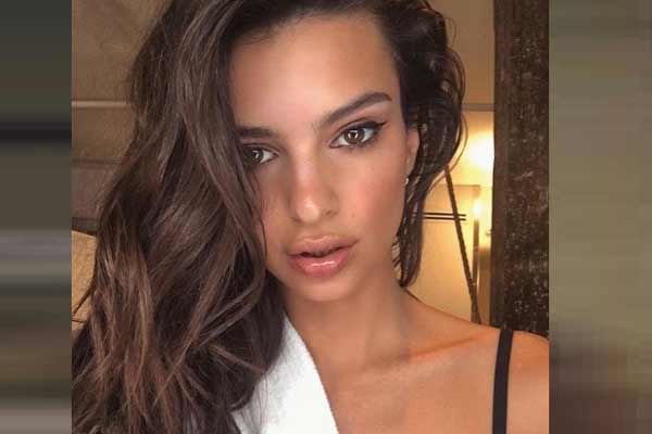 Emily Rotakowski s'est teint les cheveux en blond