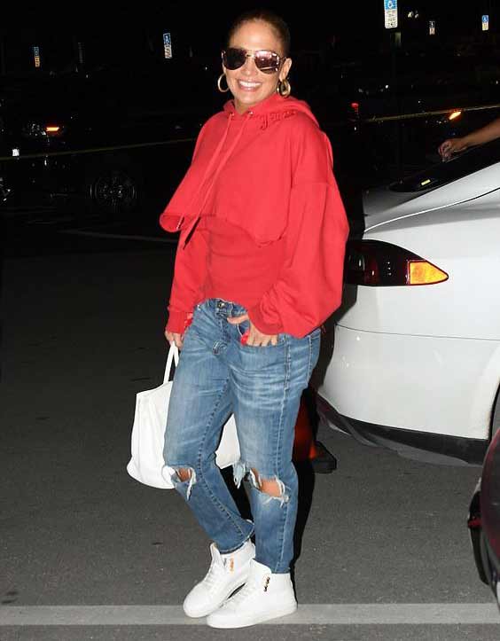 La garde-robe met en vedette de nouvelles images de Jennifer Lopez