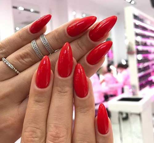 Manucure rouge monochrome