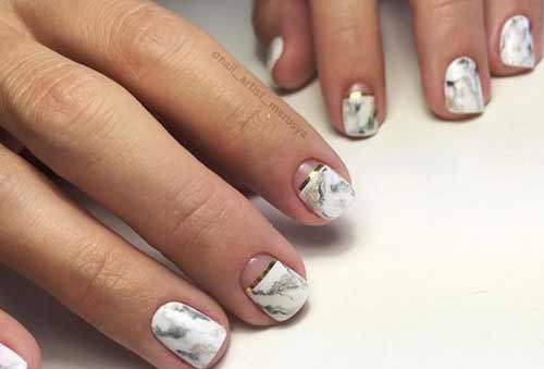 Marbre avec motif doré pour ongles courts