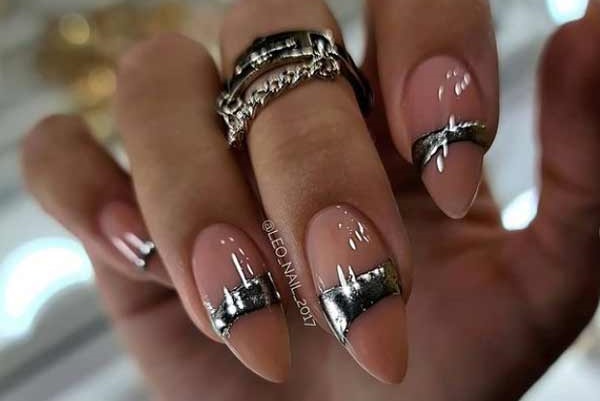 Manucure de vacances beige