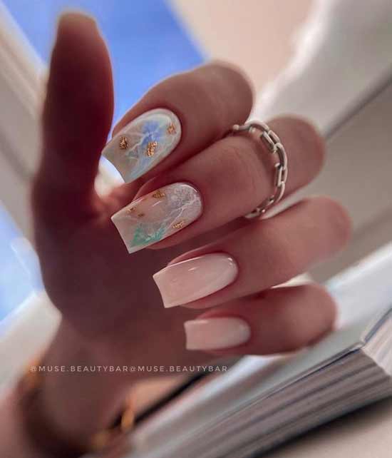 Dessins en manucure beige