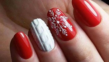 Conception d'ongles de Noël avec des flocons de neige
