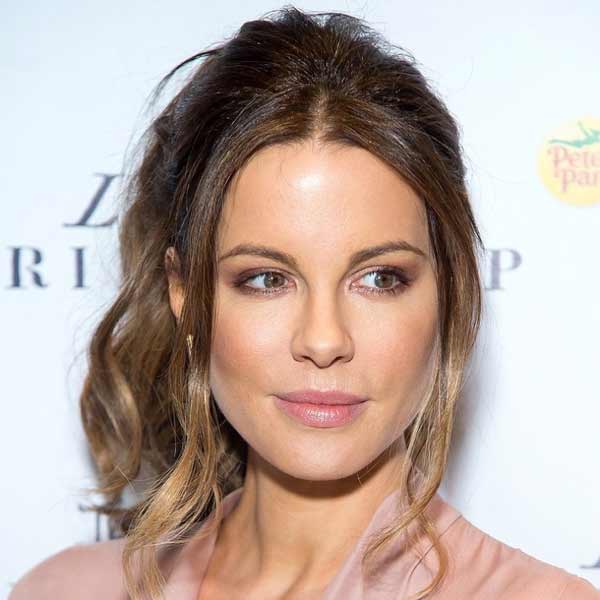 Coiffure queue de cheval haute avec une frange