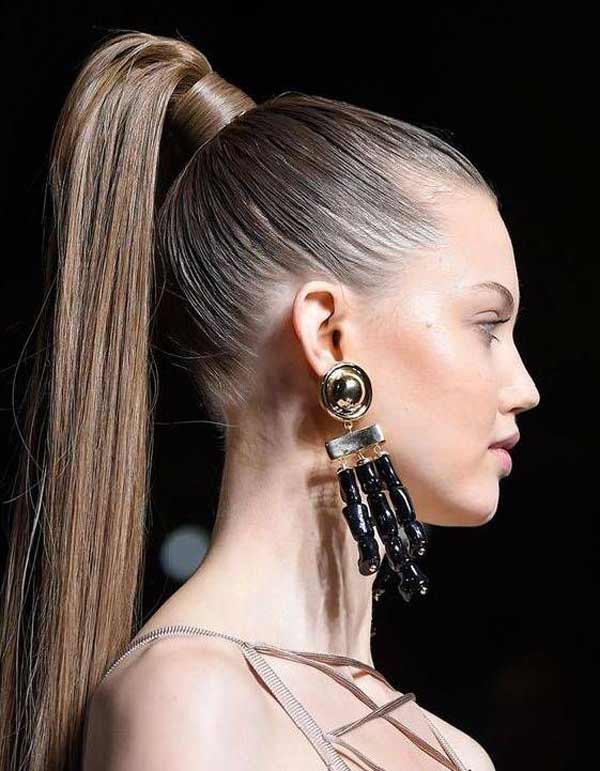 La queue de cheval haute et élégante est la coiffure la plus à la mode