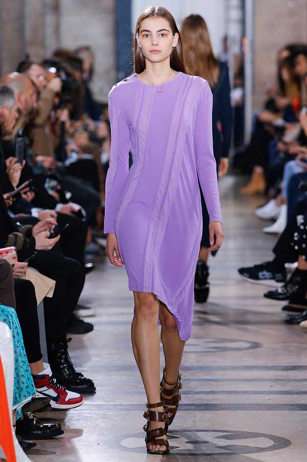 La robe est violet pâle