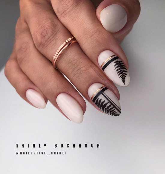 Manucure de bureau dans les tons beiges